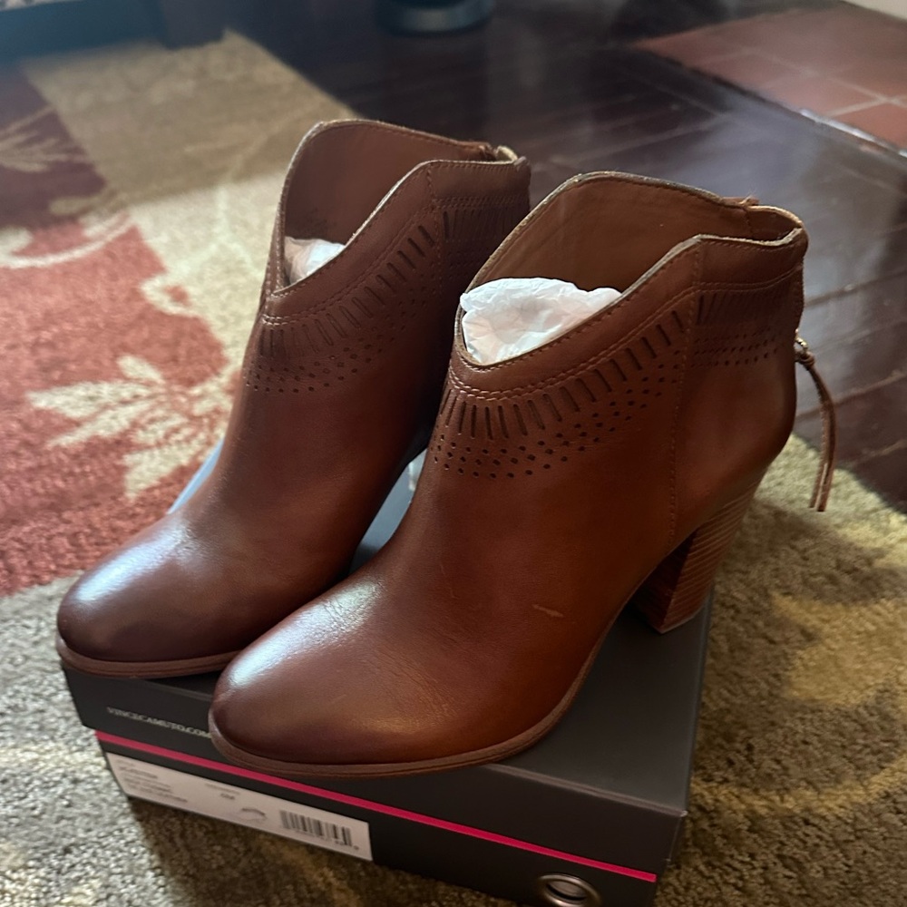 EUC Vince Camuto Fetter leather booties